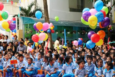 Xúc động hình ảnh học sinh lớp 1 lần đầu dự lễ chào cờ, hát Quốc ca