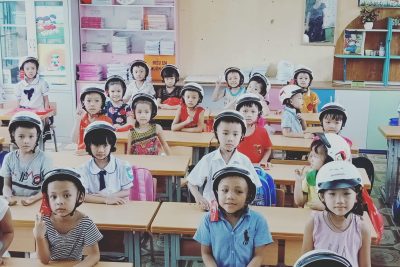Công ty Honda tặng mũ bảo hiểm cho các em học sinh lớp 1 trường Tiểu học Yên Định năm học 2019-2020