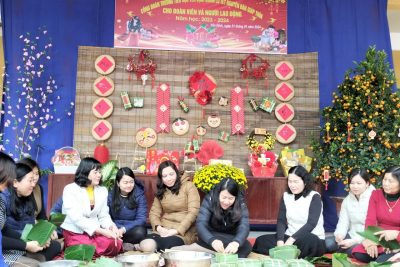 Một số hình ảnh của công đoàn trường Tiểu học thị trấn Yên Định chăm lo Tết Nguyên đán Giáp Thìn cho đoàn viên và người lao động